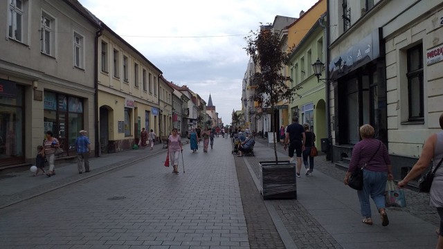 W centrum Chełmna zakwitną jabłonie. To efekt kontynuowania akcji meblowania miasta