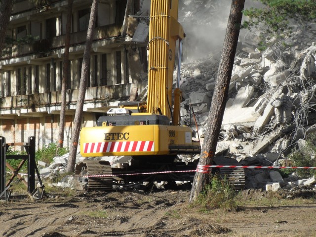 Trwają prace wyburzeniowe opuszczonego budynku LOT, znajdującego się po wschodniej stronie Ustki, przy ulicy Wczasowej. Słynny obiekt przechodzi do historii.