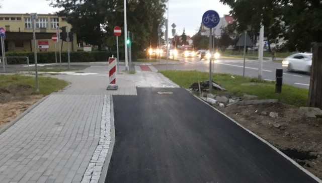 Tak drogowcy połączyli starą ścieżkę rowerową w ulicy Leszczyńskiej z nową w alei Solidarności w Kielcach.