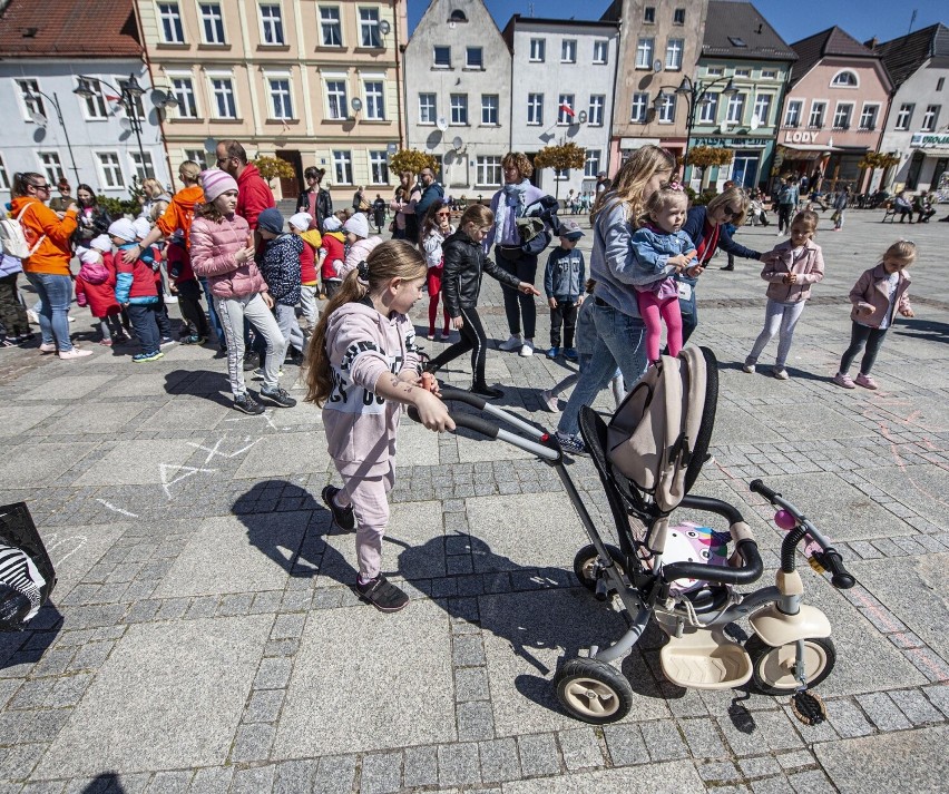 Nastroje dopisywały. Chętnych do malowania flagi nie...