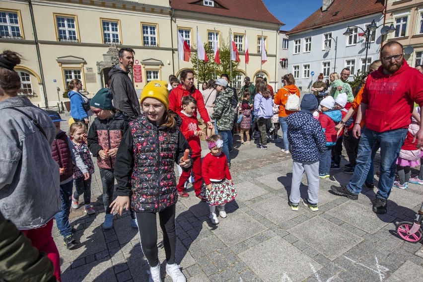 Nastroje dopisywały. Chętnych do malowania flagi nie...