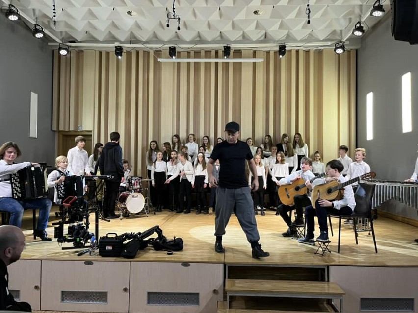 Czesław Mozil nagrał piosenkę z uczniami Państwowej Szkoły Muzycznej w Wągrowcu. Jako nastolatek spędzał wakacje w Kobylcu