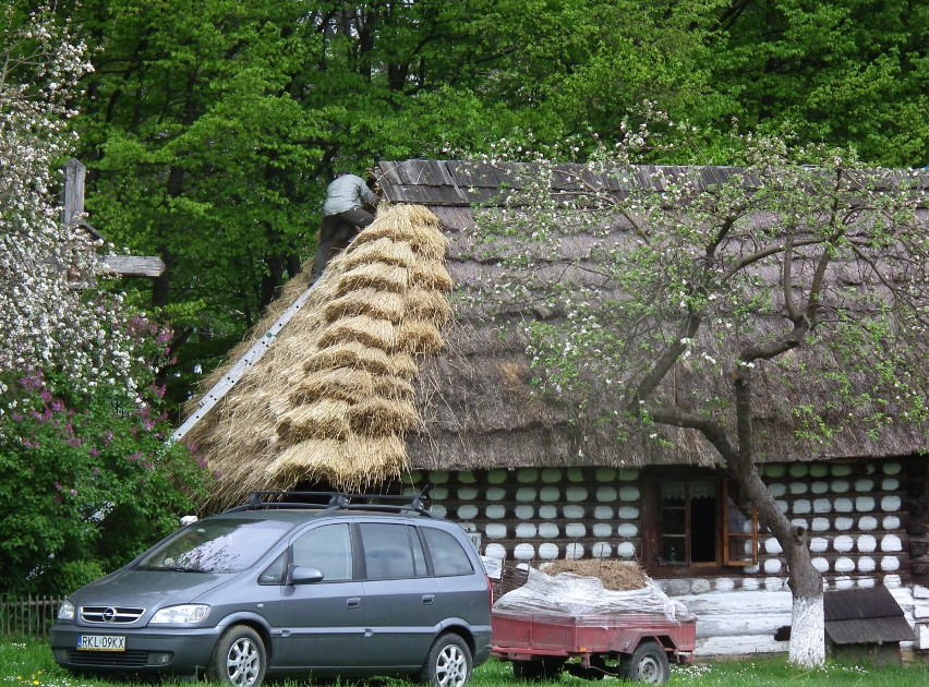 Wymiana kiczek w szymbarskim skansenie