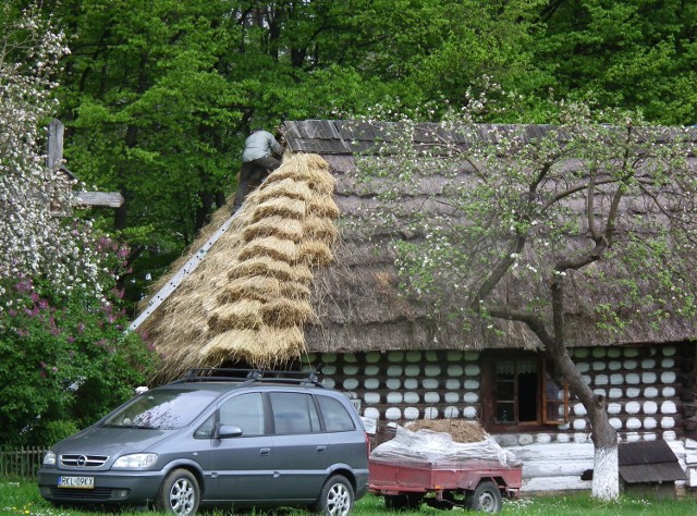 Wymiana kiczek w szymbarskim skansenie