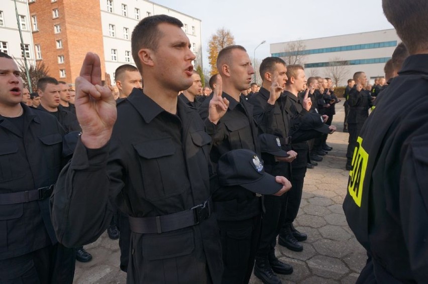 Policja: ślubowanie i przysięga nowo przyjętych policjantów w Katowicach