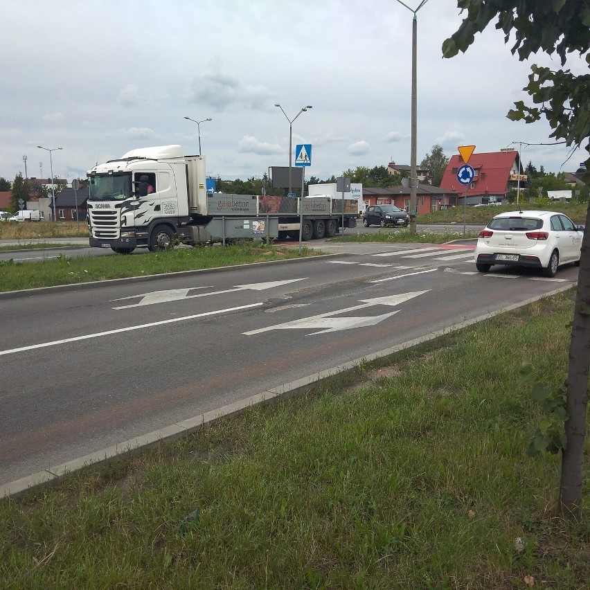 Budromost Starachowice znów naprawia nawierzchnię na skrzyżowaniu w rejonie alei Wojska Polskiego w Radomiu