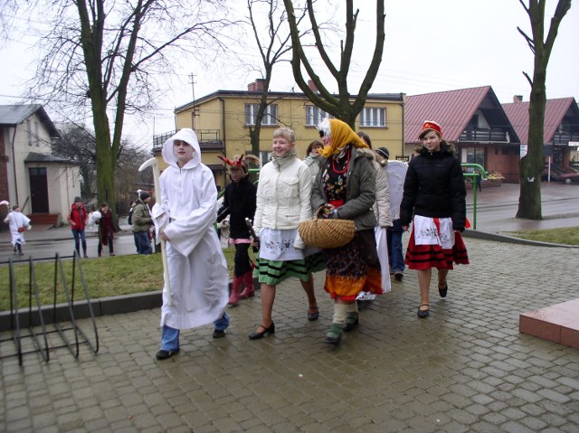 Przegląd kolędniczy zawsze rozpoczyna barwny korowód