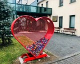 Kolejne "kosze-serca" na plastikowe nakrętki pojawią się w Tarnowskich Górach 