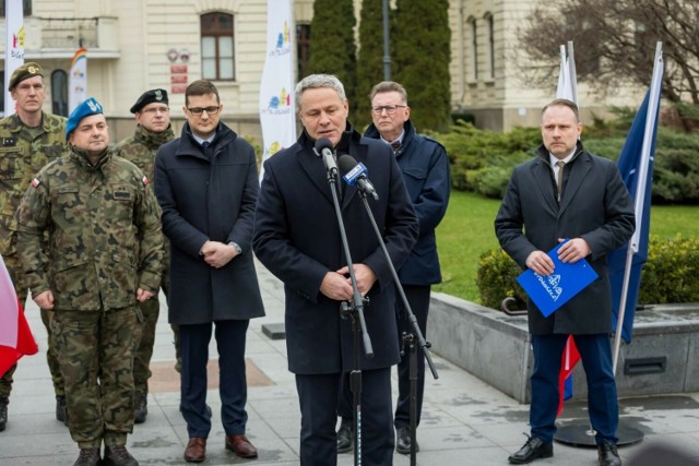 - Rocznicę 25-lecia trzeba godnie uczcić. Zorganizujemy oficjalne uroczystości, ale też piknik wojskowy, gdzie każdy będzie mógł dotknąć sprzęt wojskowy, uzbrojenie - mówił prezydent Rafał Bruski