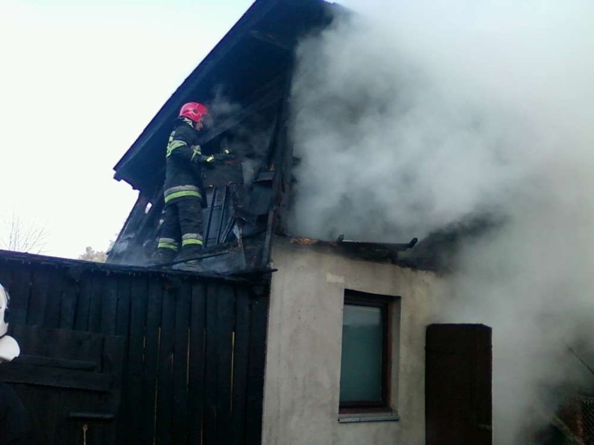 Marcinek - Trzy zastępy straży gasiły pożar budynku gospodarczego [FOTO]