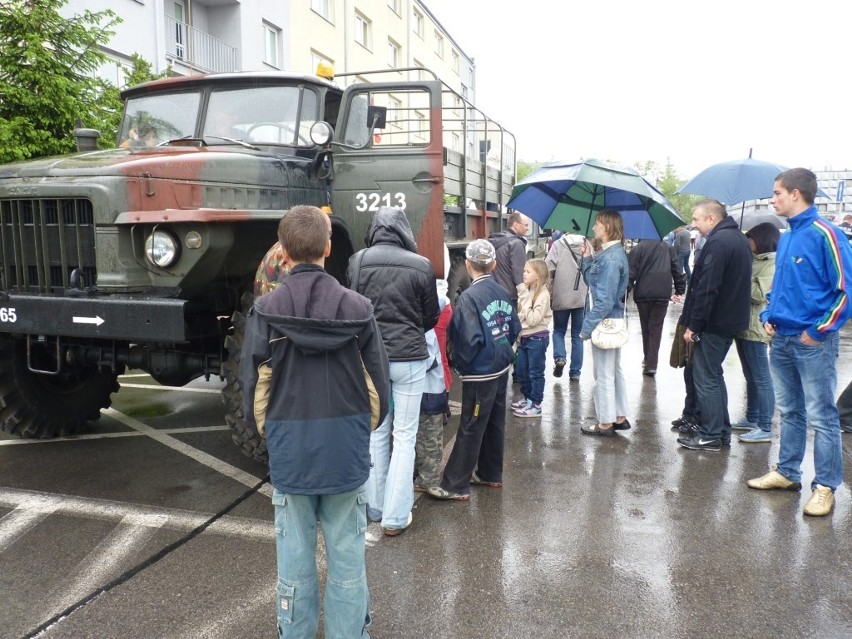 Zlot Pojazdów Militarnych Wapienniki 2012: Parada i pokaz w Radomsku [ZDJĘCIA+FILM]