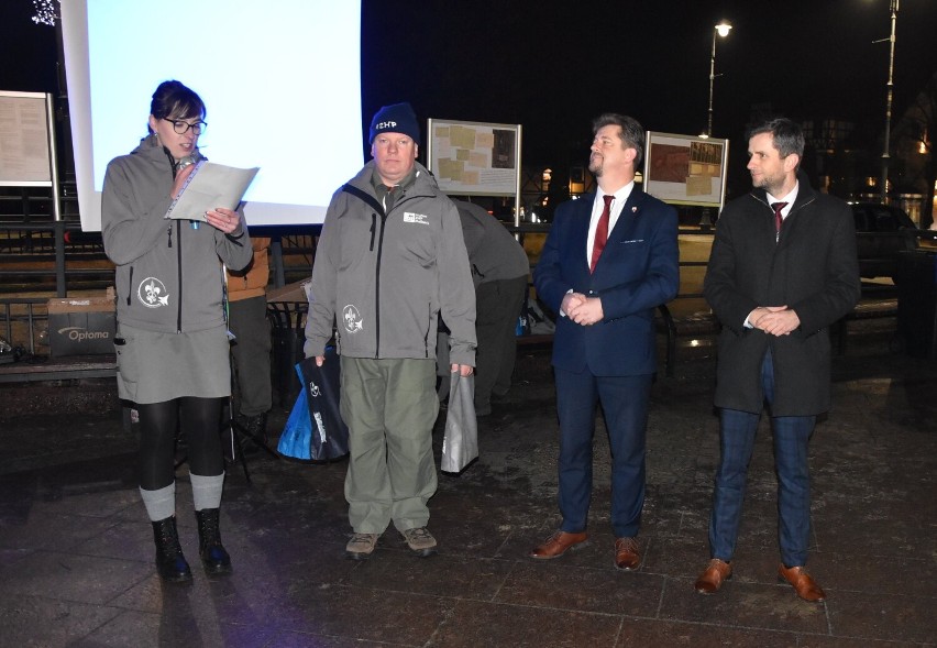 Malbork. Betlejemskie Światło Pokoju dotarło do miasta. Harcerze przekazali je mieszkańcom