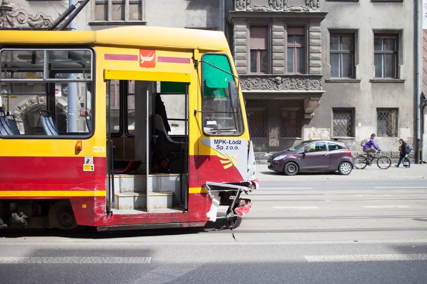 Na Piotrkowskiej samochód wjechał pod tramwaj