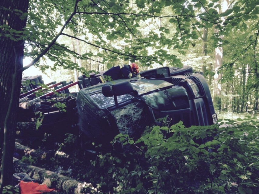 Wypadek w Dobrocinie. Na poboczu przewróciła się ciężarówka