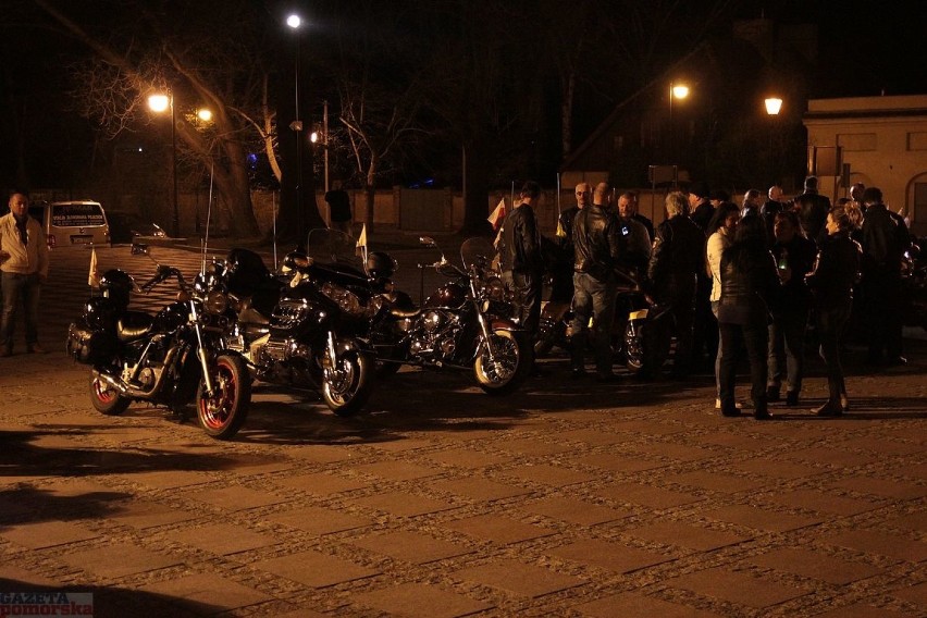 Członkowie motocyklowego klubu ATH zebrali się przy...