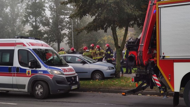 Wypadek na ul. Słowackiego w Piotrkowie. Seat uderzył w drzewo