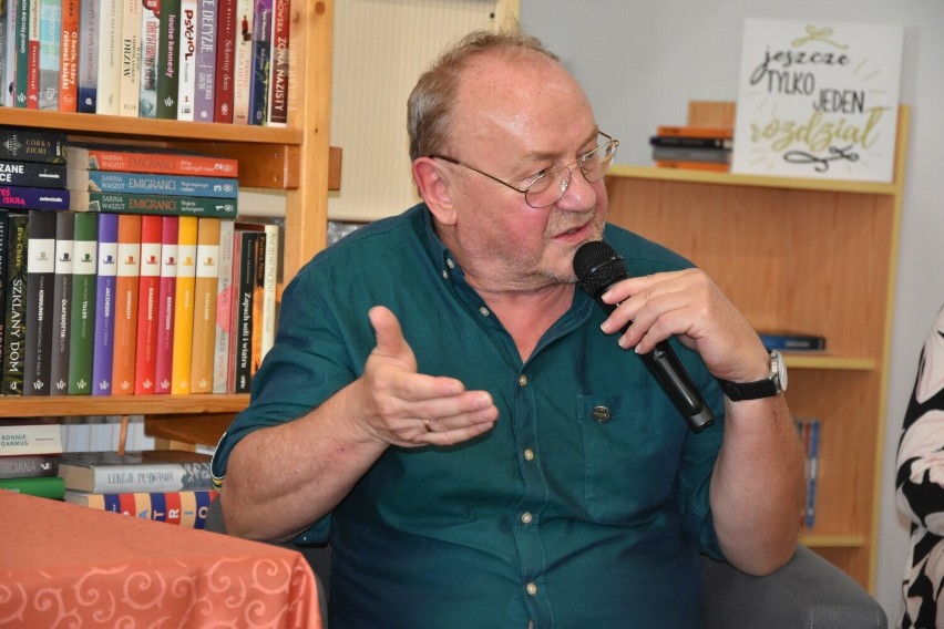 Janusz Leon Wiśniewski w bibliotece w Starej Kiszewie