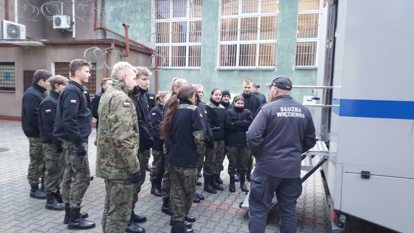 "Mundurówka" z rawickiego liceum zwiedzała Zakład Karny w Rawiczu. Poznali specyfikę pracy za więziennym murem [ZDJĘCIA]