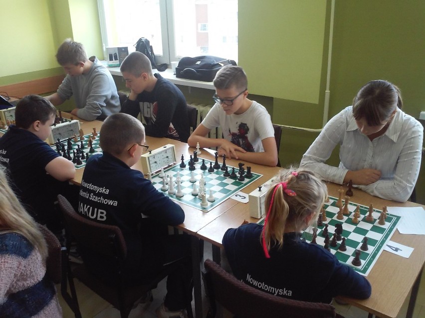 Zbąszyńskie szkoły najlepsze, w drużynowych mistrzostwach powiatu nowotomyskiego w szachach
