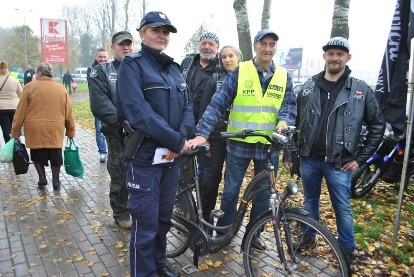 Motocykliści i policjanci z Łowicza rozdawali rowerzystom kamizelki i odblaski [zdjęcia]