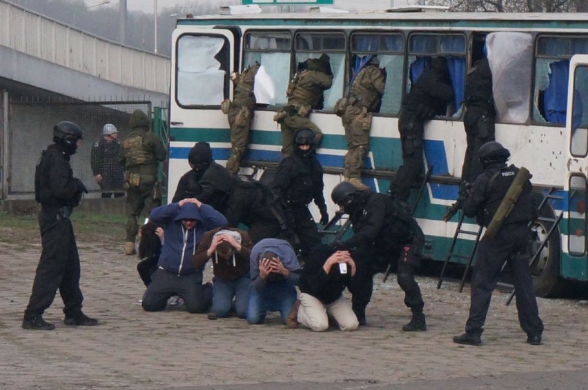 Policjanci uratowali turystów z uprowadzonego autobusu - ćwiczenia katowickiej prewencji FOTO, WIDEO