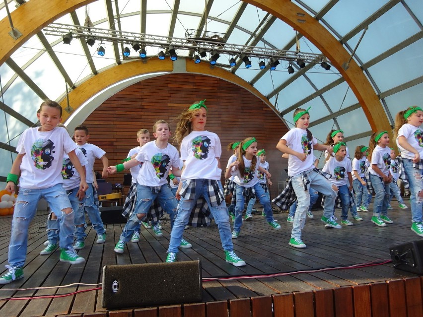 Super zabawa na Dzień Dziecka w Ostrowcu. Zaśpiewały Dzieci z Brodą, były konkursy i upominki