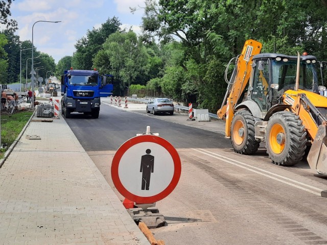 Most na ulicy Szydłowieckiej jest wybudowany, we wtorek 30 czerwca trwały tam ostatnie prace.