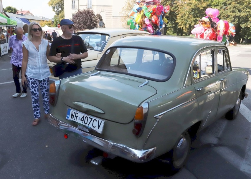 Uliczka Tradycji w Radomiu. Na placu Jagiellońskim zaprezentowano zabytkowe auta oraz motocykle (ZDJĘCIA)