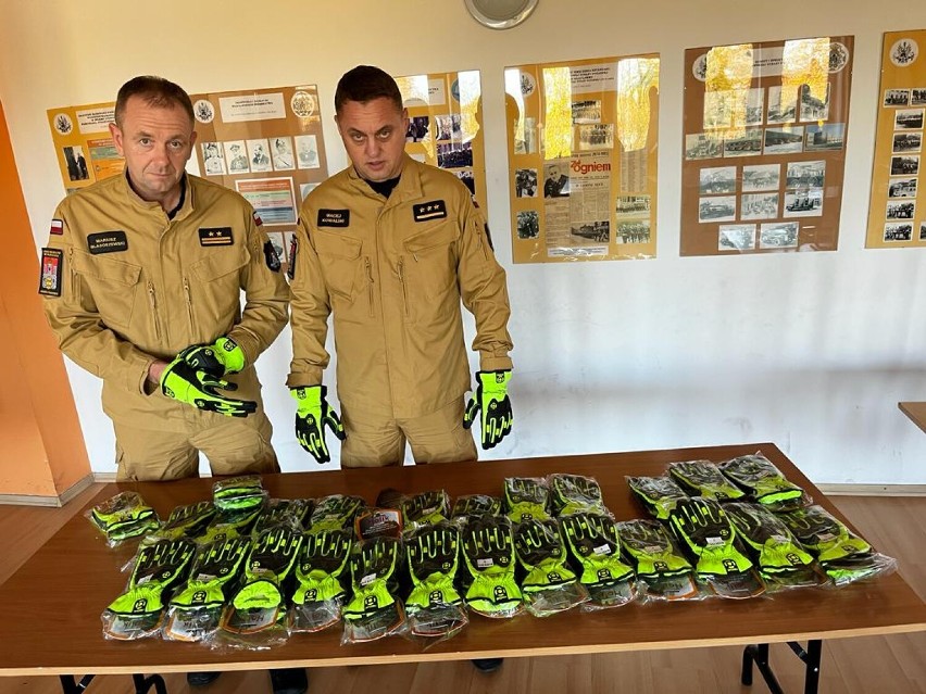 Strażacy z Włocławka otrzymali nowe rękawice specjalne i...
