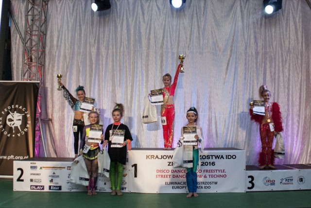 W kategorii Disco Dance solistki do 11 lat pierwsze miej-sce, złoty medal i tytuł Mistrza Polski wywalczyła Maja Kacz-marczyk. Natomiast czwartą lokatę wytańczyła Weronika Chrabąszcz.