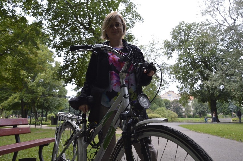 Radna Marta Bejnar-Bejnarowicz sama często jeździ rowerem.