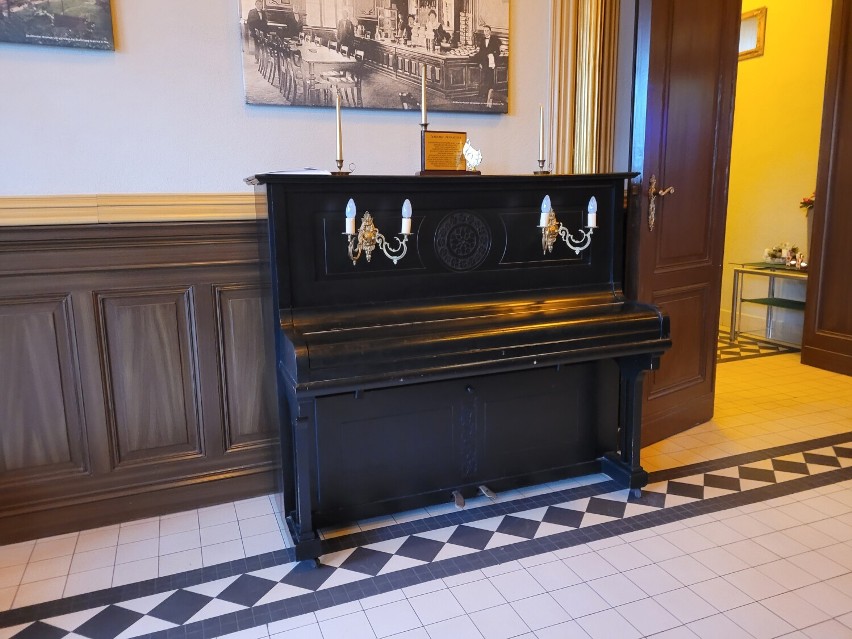 Dwie pilanki podarowały pianino dla kawiarni na dworcu PKP
