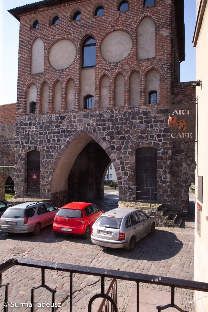 Do czerwonych koszar i do "katolika". Wielka przeprowadzka Książnicy Stargardzkiej ZDJĘCIA