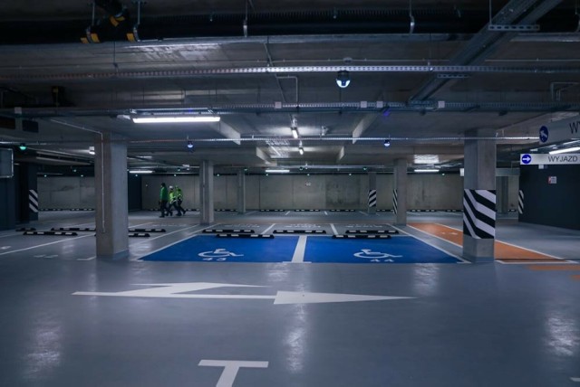 W podziemnym parkingu jest  110 miejsc postojowych, z czego 15 zostało przeznaczonych dla taksówek.