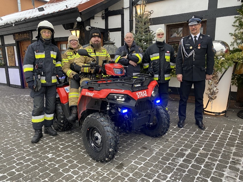 Nowy quad dla strażaków z OSP Hel. Czerwony czterokołowiec ma służyć głównie do działań ratowniczo-poszukiwawczych | FOTO, WIDEO