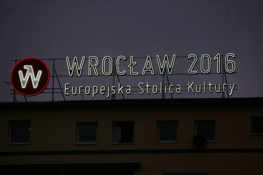 Neon ESK 2016 naprzeciwko dworca Głównego we Wrocławiu