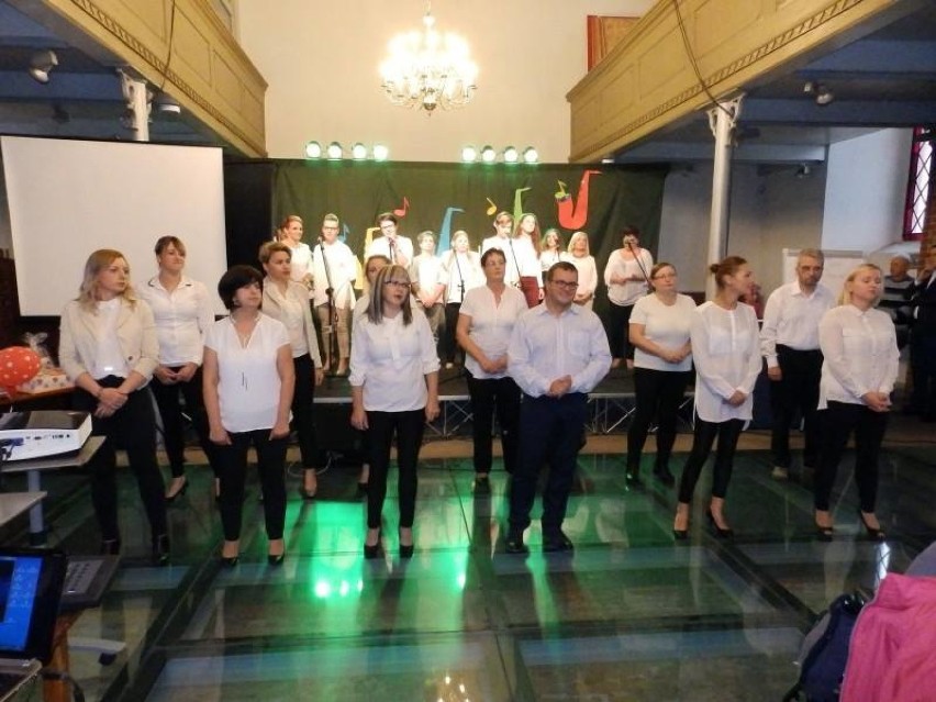"Jak oni śpiewają" w Nowym Stawie [ZDJĘCIA]. Akcja charytatywna dla Kacpra