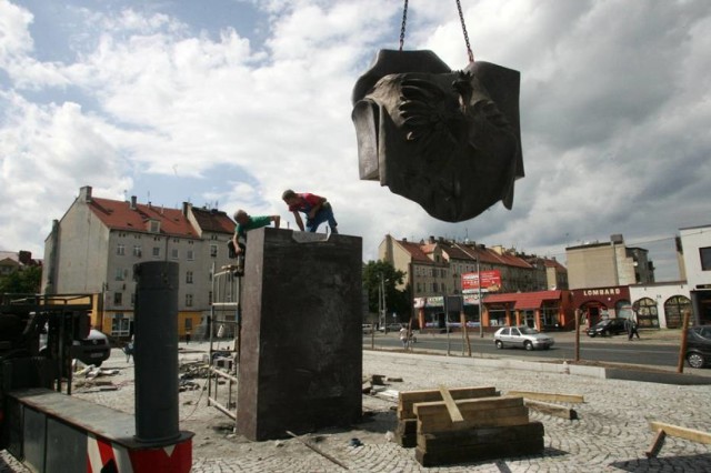 Jeszcze kilka tygodni temu pomnik wyglądał właśnie tak.