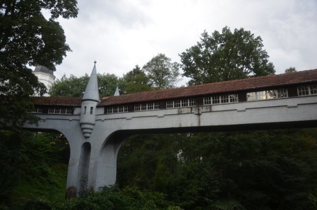 Przerzucony nad Białą Lądecką "kryty most" łączył niegdyś dwie części sanatorium