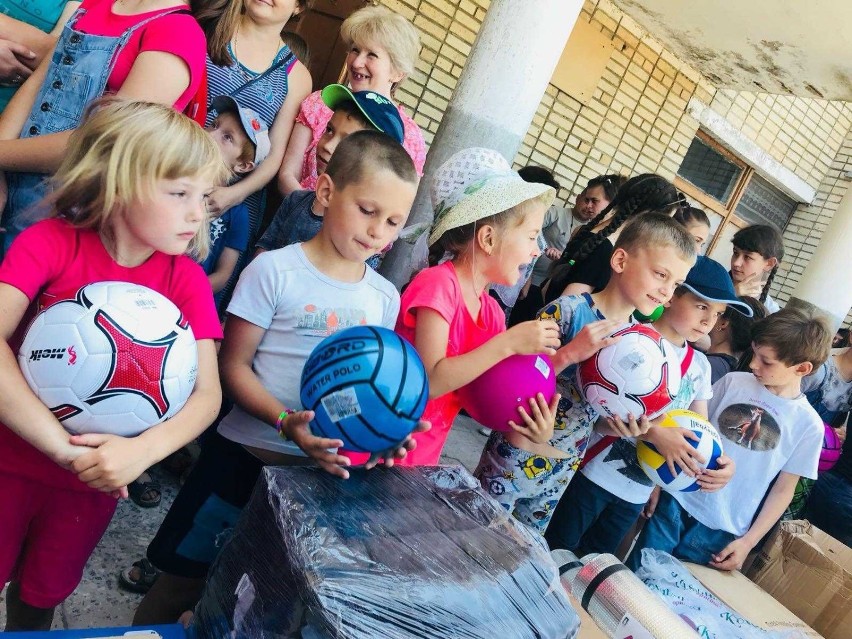 Warszawscy uczniowie pomagają dzieciom z Ukrainy. Udało się zakupić najpotrzebniejsze produkty