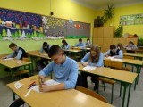 Uczniowie Szkoły Podstawowej nr 1 w Brzezinach pisali próbne ezgaminy