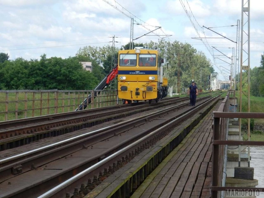 Zator pod mostem, w Opolu. Pracownicy PKP Polskie Linie...