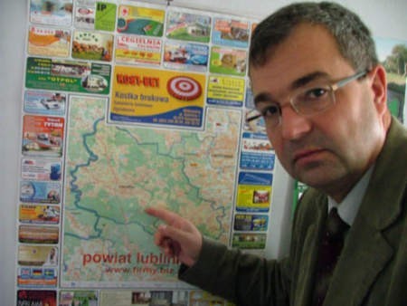 Ireneusz Czech, przewodniczący Porozumienia Gospodarczo-Turystycznego Gmin Górnej Liswarty i Górnej Małej Panwi, przy mapie powiatu lublinieckiego.