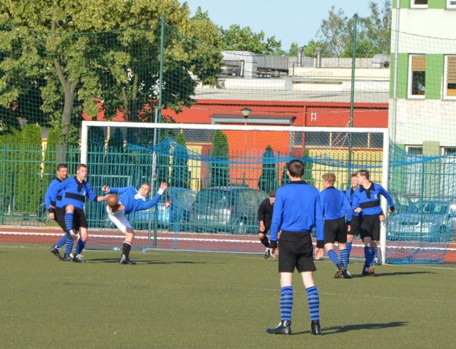 Wojskowy Klub Sportowy 10 Pułku Piechoty w Łowiczu w ramach piłkarskiej Retro Ligi w sobotę (29 czerwca) rozgromił 4:0 Wojskowy Klub Sportowy Śmigły Wilno