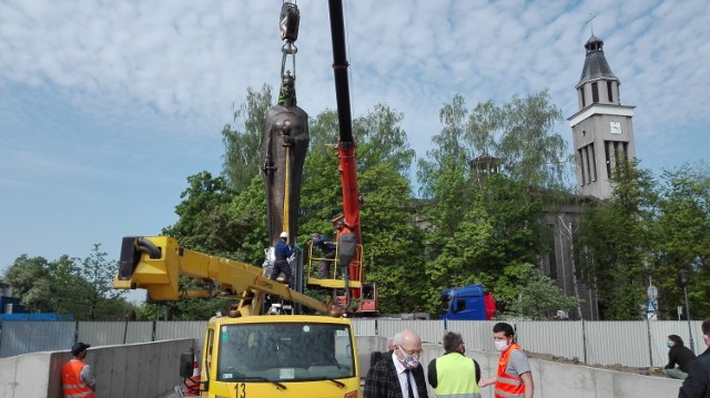 W Knurowie stanęła figura św. Barbary - patronki miasta
Zobacz kolejne zdjęcia. Przesuwaj zdjęcia w prawo - naciśnij strzałkę lub przycisk NASTĘPNE