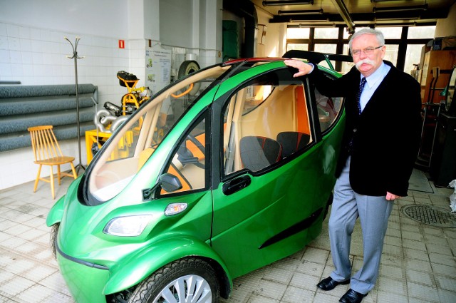 Mobilo posiada przerobiony silnik z wózka golfowego. Jest tani i potrafi jechać z prędkością 60 km/h.
