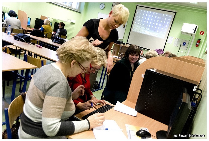 Lęborski Uniwersytet Trzeciego Wieku na kursie komputerowym