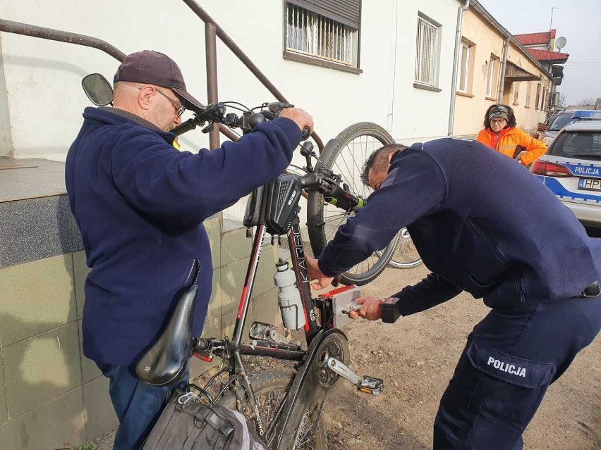 Policjanci znakowali rowery w Drawsku. Zobacz zdjęcia!