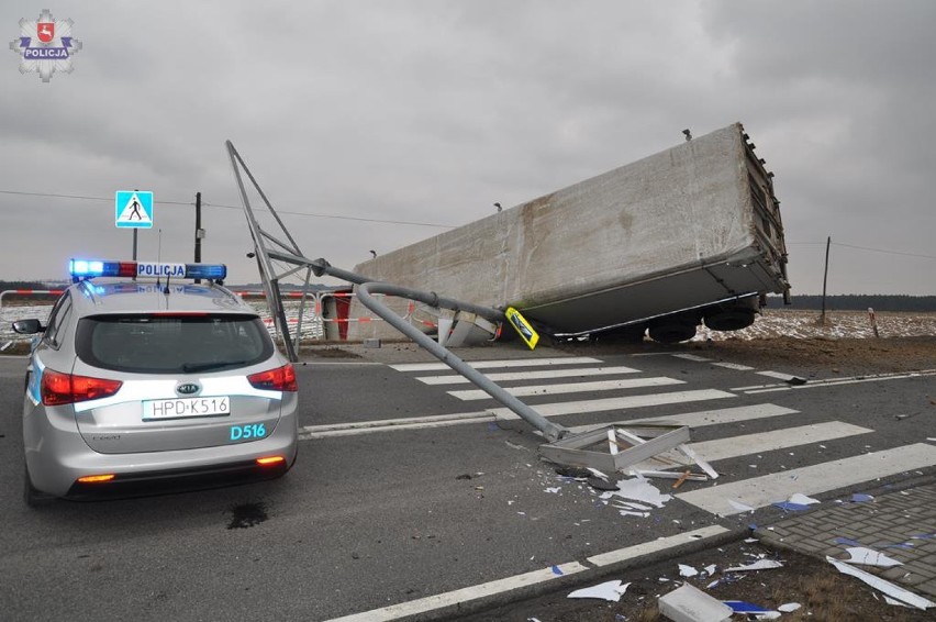 Śmiertelny wypadek w Wymysłowie: Zginął kierowca seata, który próbował wyprzedzić ciężarówkę ZDJĘCIA