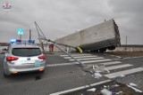 Śmiertelny wypadek w Wymysłowie: Zginął kierowca seata, który próbował wyprzedzić ciężarówkę ZDJĘCIA